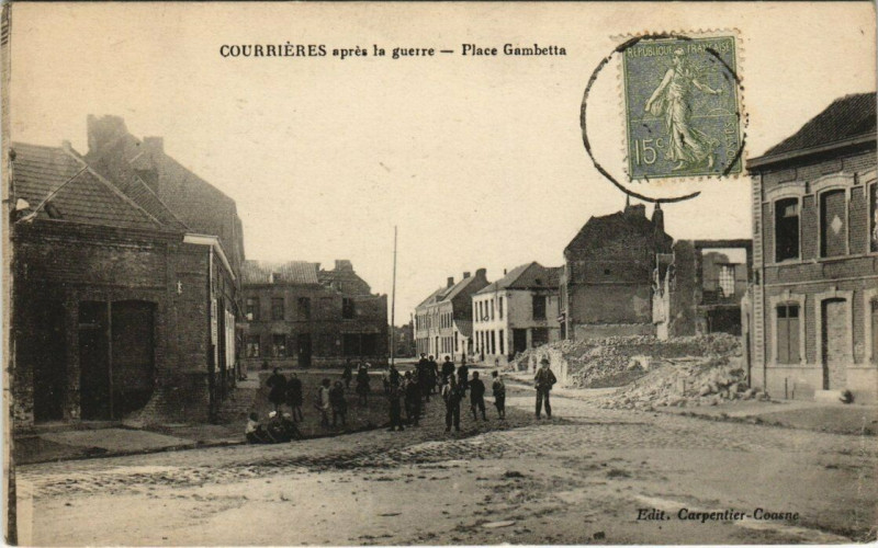 Carte postale ancienne Courrieres - Place Gambetta à Courrières