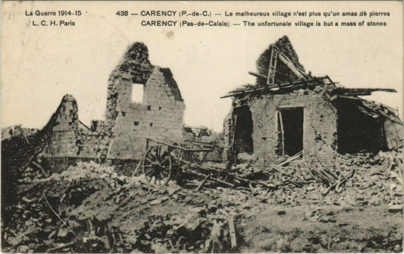 Carte postale ancienne Carency - La malheureux village n'est plus qu'un amas dé pierres à Carency