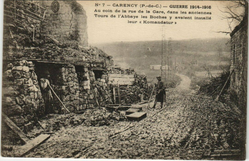 Carte postale ancienne Carency - An coin de la rue de la Gare dans les anciennes Tours à Carency