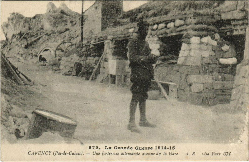 Carte postale ancienne Carency - Une forteresse allemande avenue de la Gare à Carency
