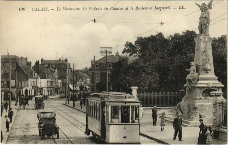 Carte postale ancienne Calais Monument des Enfants du Calaisis et Boulevard Jacquard à Calais