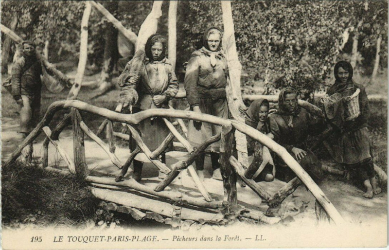 Carte postale ancienne Le Touquet-Paris-Plage - Pécheurs dans la Foret au Touquet-Paris-Plage