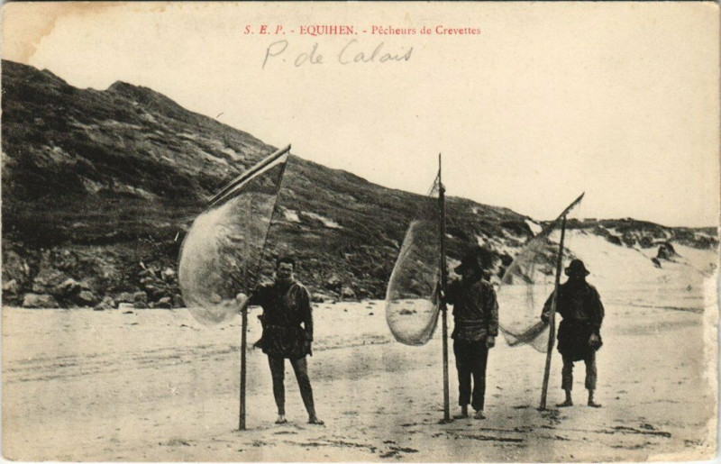 Carte postale ancienne Equihen - Pécheurs de Crevettes