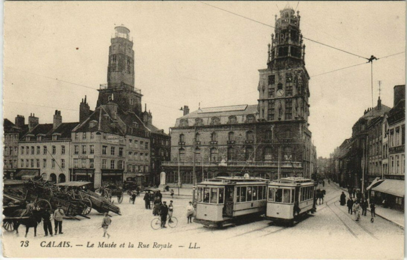 Carte postale ancienne Calais - Le Musée et la Rue Royale à Calais
