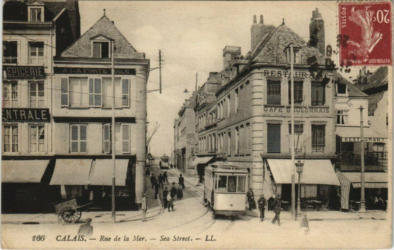 Carte postale ancienne Calais - Rue de la Mer à Calais