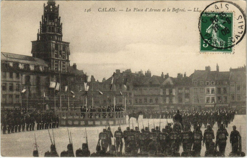 Carte postale ancienne Calais - La Place d'Armes et le Beffroi à Calais
