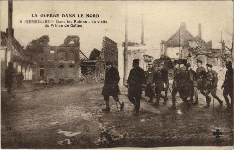 Carte postale ancienne Vermelles - Dans les Ruines-La visite du Prince de Galles à Vermelles