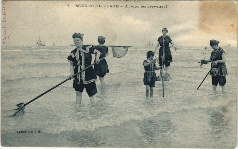 Carte postale ancienne Scénes de Plage - A nous les crevettes