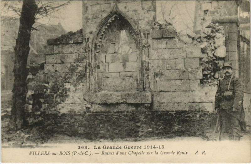 Carte postale ancienne Villers au Bois-Ruines d'une Chapelle sur la Grande Route à Villers-au-Bois