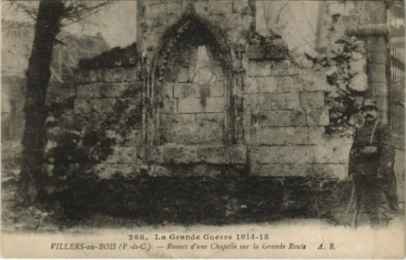 Carte postale ancienne Villers au Bois-Ruines d'une Chapelle sur la Grande Route à Villers-au-Bois