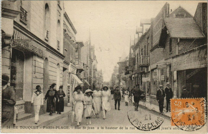 Carte postale ancienne Le Touquet Paris Plage-Rue Saint-Jean a la hauteur de la rue de Paris au Touquet-Paris-Plage