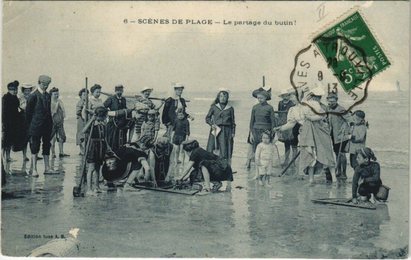 Carte postale ancienne Scénes de Plage - Le partage du buti