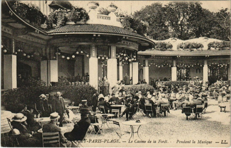 Carte postale ancienne Le Touquet-Paris-Plage - Le Casino de la Foret-Pendant la Musique au Touquet-Paris-Plage