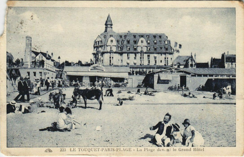 Carte postale ancienne Le Touquet-Paris-Plage - La Plage devant le Grand Hotel au Touquet-Paris-Plage