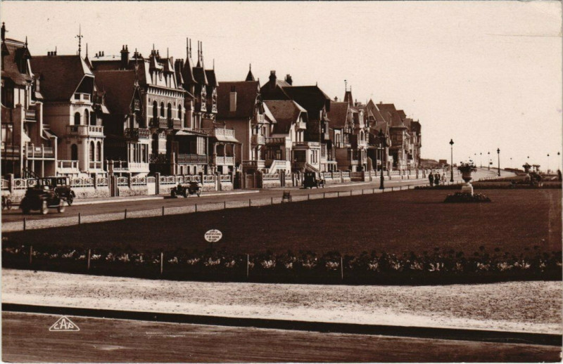 Carte postale ancienne Le Touquet-Paris-Plage - La Digue et les Pelouses au Touquet-Paris-Plage