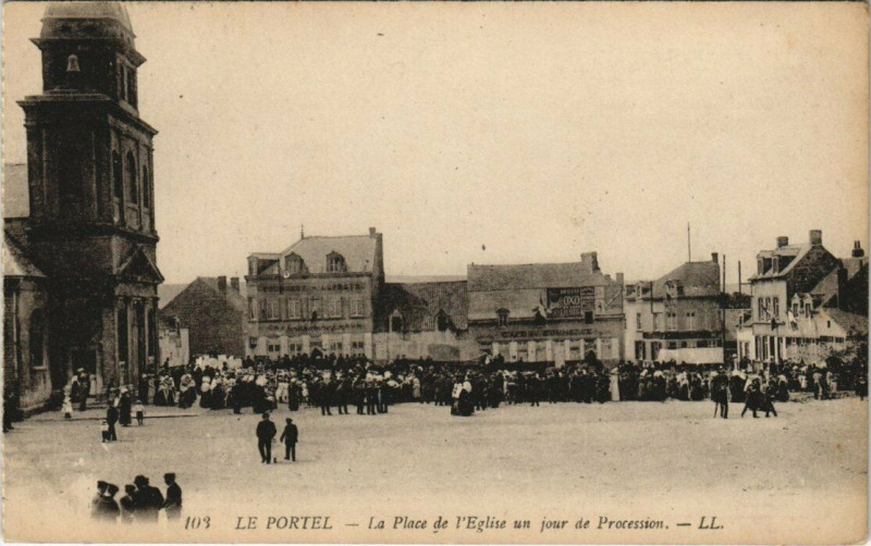 Carte postale ancienne Le Portel - La Place de l'Eglise un jour de Procession au Portel