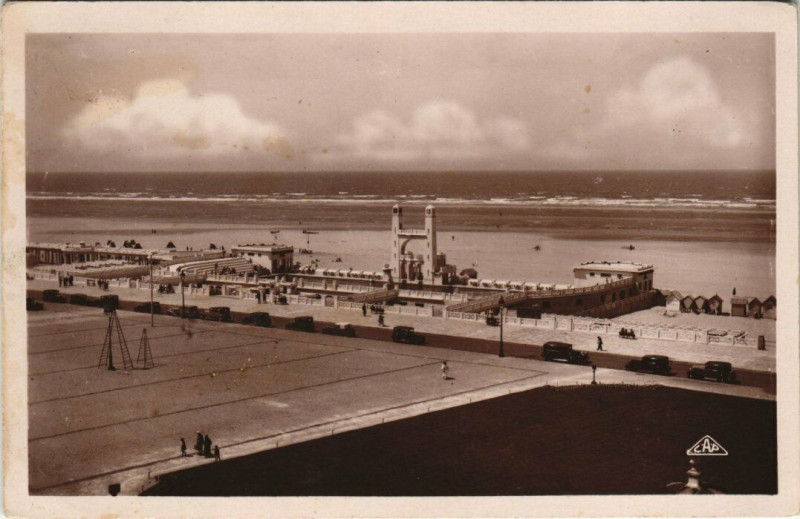 Carte postale ancienne Le Touquet-Paris-Plage - La Piscine Marine et la Digue au Touquet-Paris-Plage