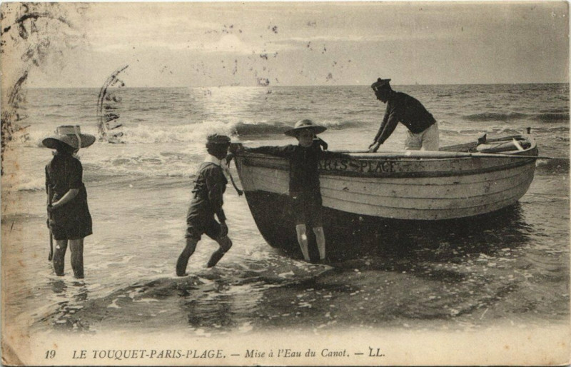 Carte postale ancienne Le Touquet-Paris-Plage - Mise a l'Eau du Canot au Touquet-Paris-Plage