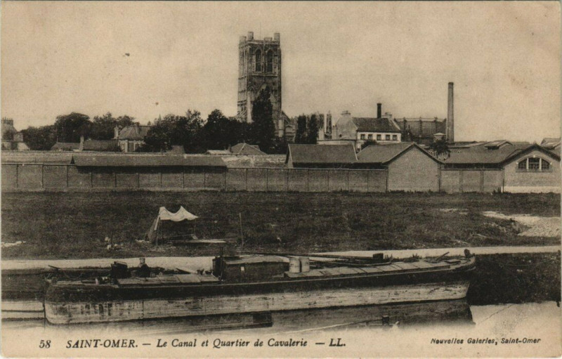Carte postale ancienne Saint-Omer - Le Canal et Quartier de Cavalerie à Saint-Omer