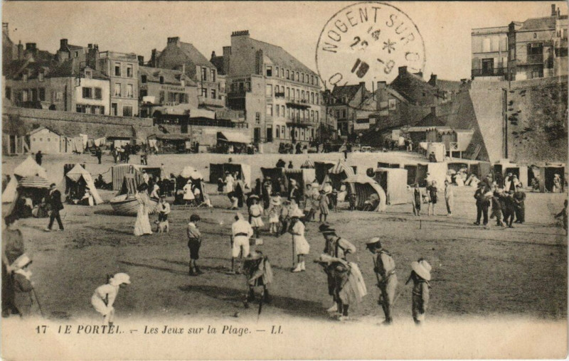 Carte postale ancienne Le Portel - Les Jeux sur la Plage au Portel