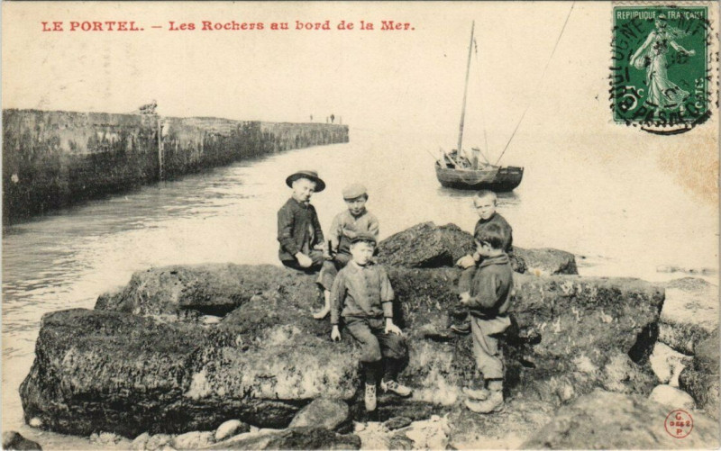 Carte postale ancienne Le Portel - Les Rochers au bord de la Mer au Portel