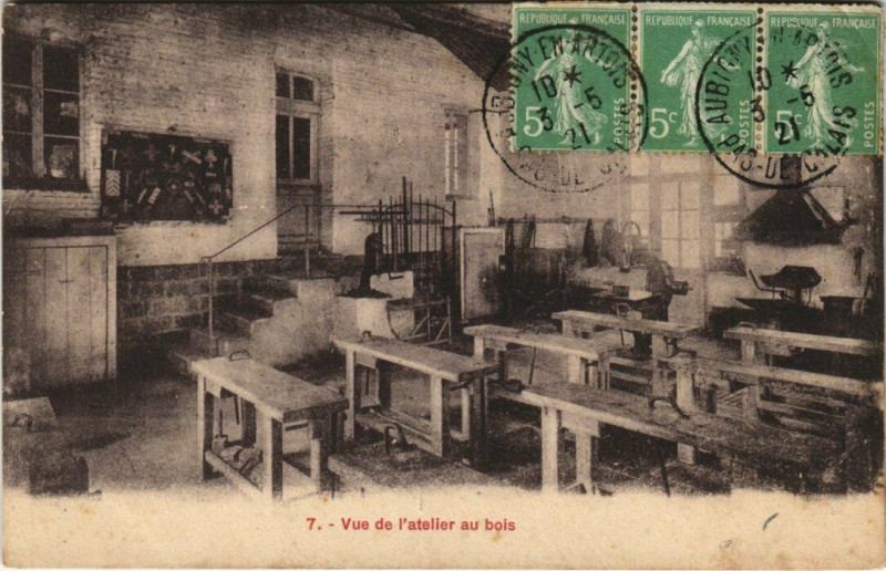 Carte postale ancienne Vue de l'atelier au bois