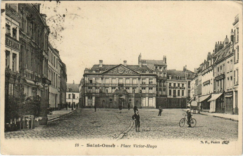 Carte postale ancienne Saint-Omer - Place Victor Hugo à Saint-Omer