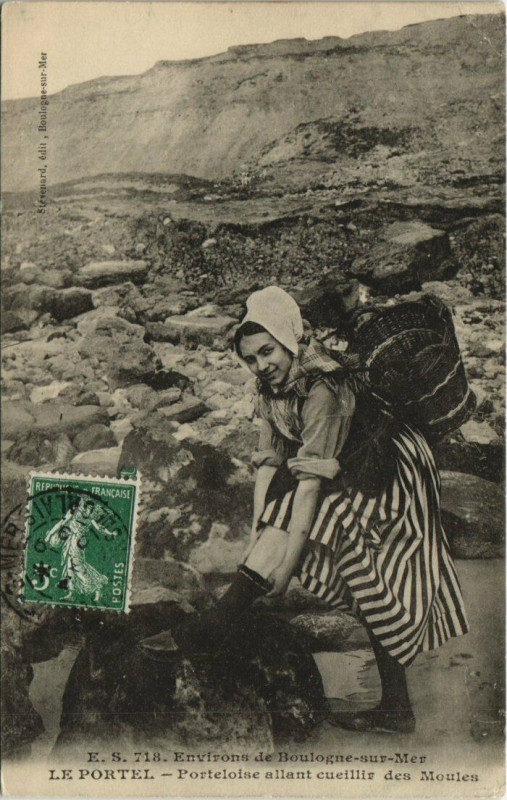 Carte postale ancienne Le Portel - PORTELoise allant cueillir des Moules au Portel