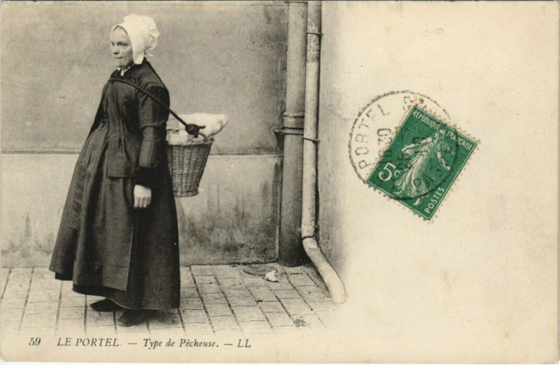 Carte postale ancienne Le Portel - Types de Pécheuse au Portel