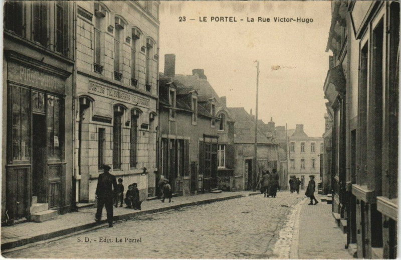Carte postale ancienne Le Portel - La Rue Victor Hugo au Portel
