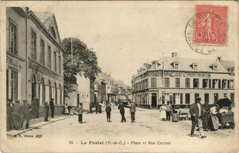 Carte postale ancienne Le Portel - Place et Rue Carnot au Portel