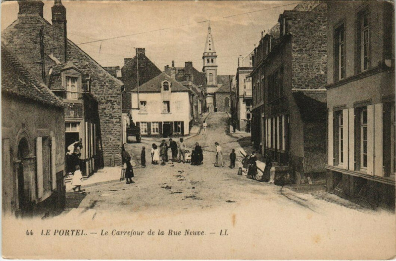 Carte postale ancienne Le Portel - Le Carrefour de la Rue Neuve au Portel