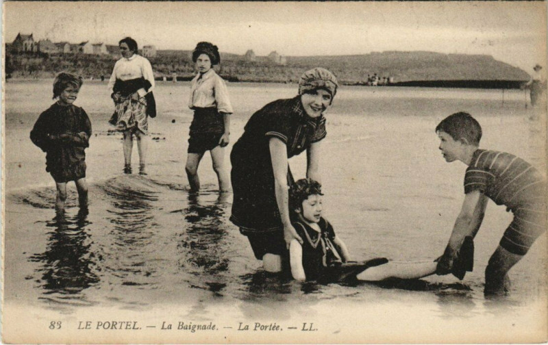 Carte postale ancienne Le Portel - La Baignade-La Portée au Portel
