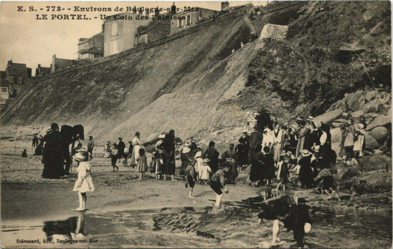 Carte postale ancienne Le Portel - Un Coin des Falaises au Portel