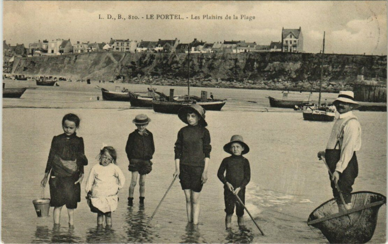 Carte postale ancienne Le Portel - Les Plaisirs de la Plage au Portel