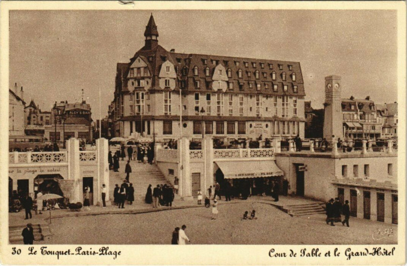 Carte postale ancienne Le Touquet-Paris-Plage - Cour de Sable et le Grand Hotel au Touquet-Paris-Plage
