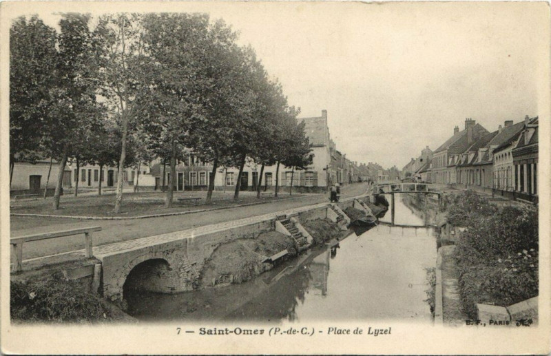 Carte postale ancienne Saint-Omer - Place de Lyzel à Saint-Omer