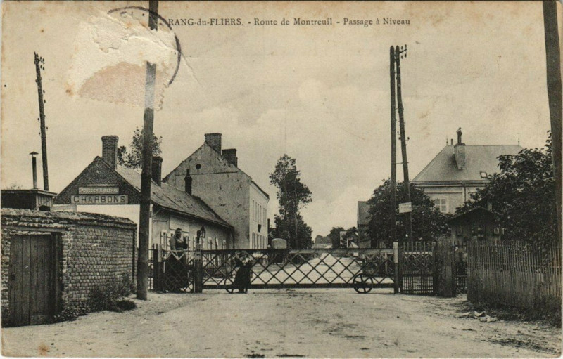 Carte postale ancienne Rang-du-Fliers - Route de Montreuil-Passage a Niveau à Rang-du-Fliers
