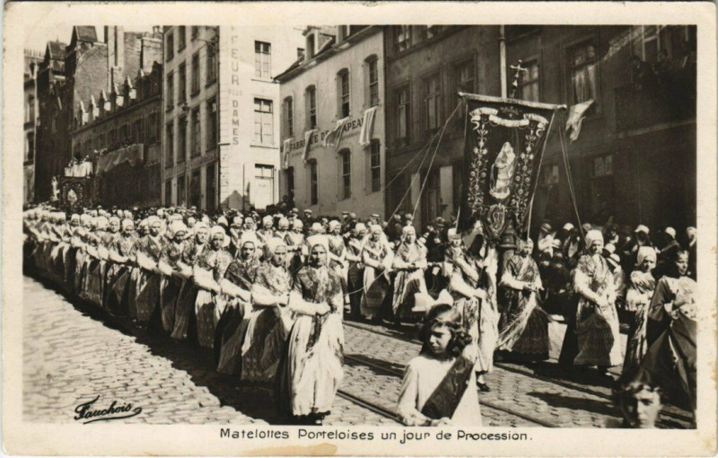 Carte postale ancienne Matelottes PORTELoises un jour de Procession