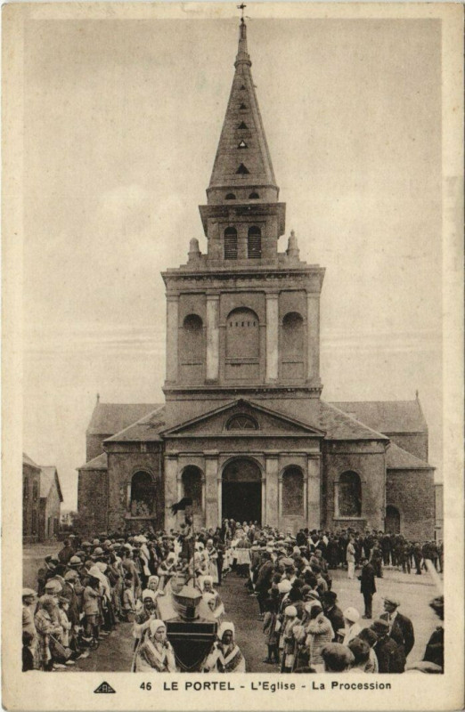 Carte postale ancienne Le Portel - L'Eglise-La Procession au Portel