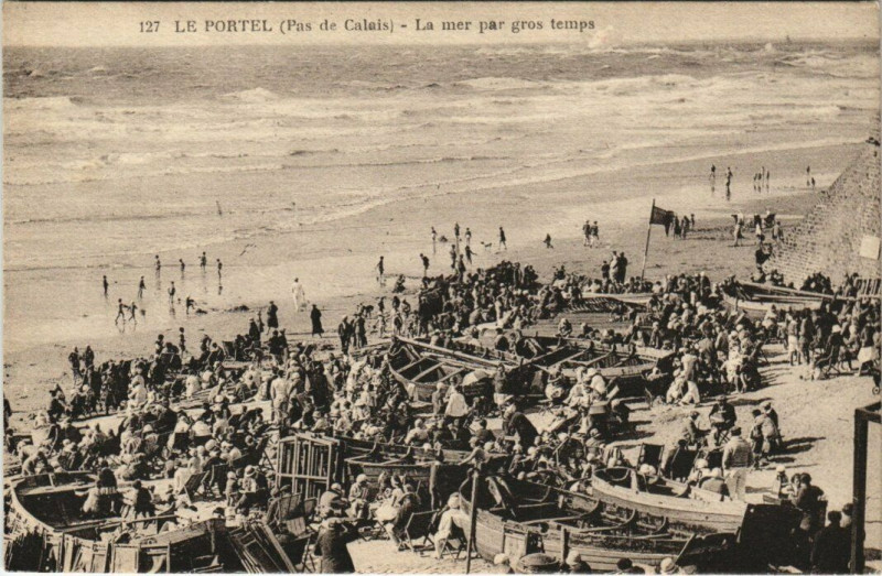 Carte postale ancienne Le Portel - La mer par gros temps au Portel