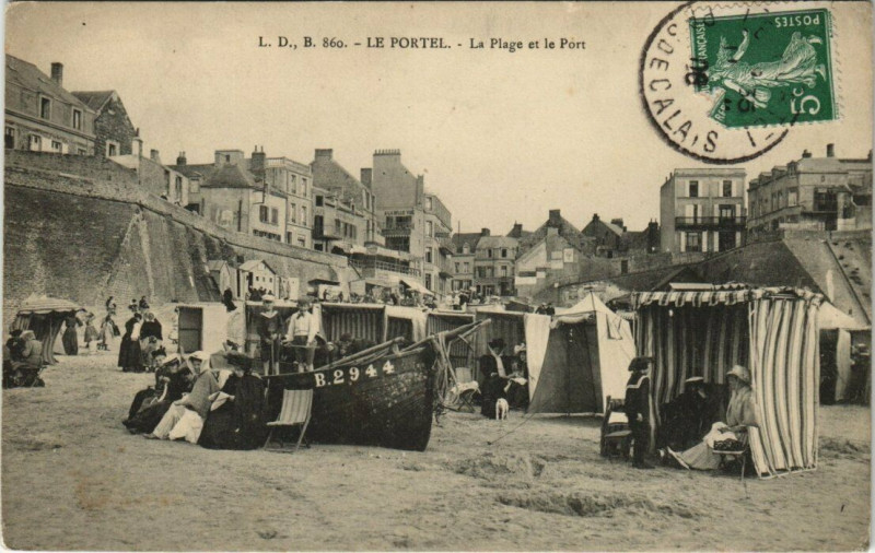 Carte postale ancienne Le Portel - La Plage et le Port au Portel