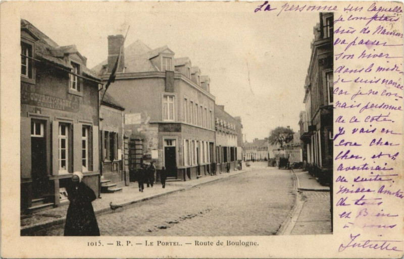 Carte postale ancienne Le Portel - Route de Boulogne au Portel