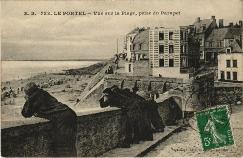 Carte postale ancienne Le Portel - Vue sur la Plage prise du Parapet au Portel