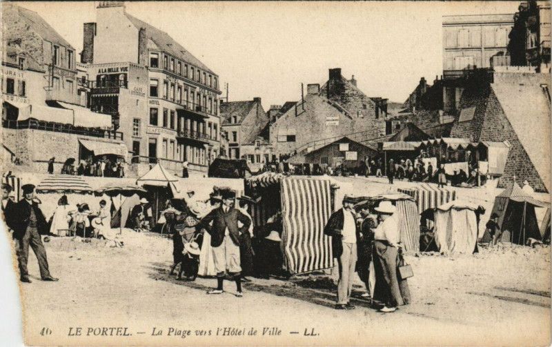 Carte postale ancienne Le Portel - La Plage vers l'Hotel de Ville au Portel