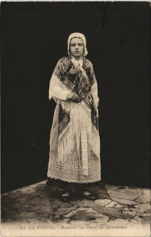 Carte postale ancienne Le Portel - Matelote en tenue de cérémonie au Portel