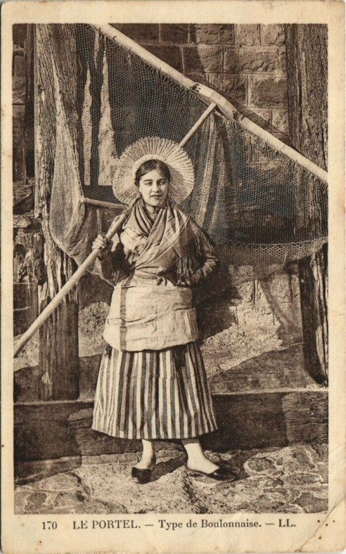 Carte postale ancienne Le Portel - Types de Boulonnaise au Portel