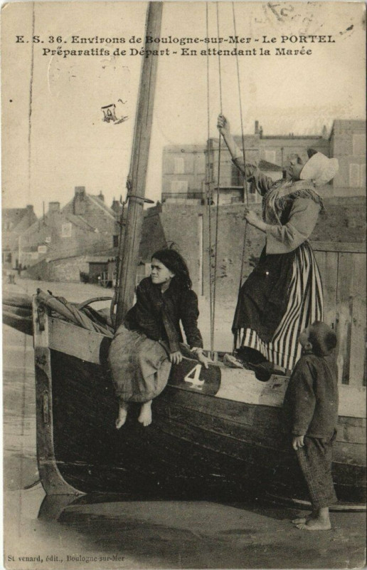 Carte postale ancienne Le Portel - Preparatifs de Départ-en attendant la Marée au Portel