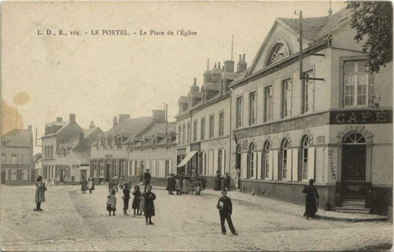 Carte postale ancienne Le Portel - La Place de l'Eglise au Portel