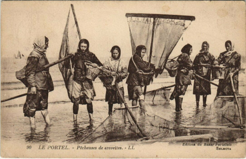 Carte postale ancienne Le Portel - Pécheuse de crevettes au Portel